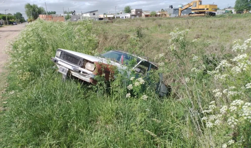 Un automóvil cayó a la cuneta en barrio Casariego y alertó a los servicios de emergencias