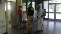 Trabajadores especializados retiran productos químicos del laboratorio del ex Colegio Nacional
