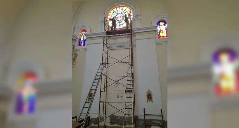 Bomberos Voluntarios hicieron trabajos en altura en la Parroquia San Carlos Borromeo
