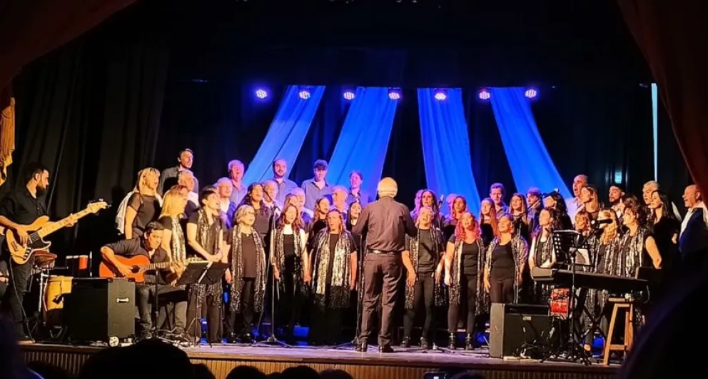 El Coro Polifónico de Bolívar y Coral Henderson brillaron con Un largo Viaje
