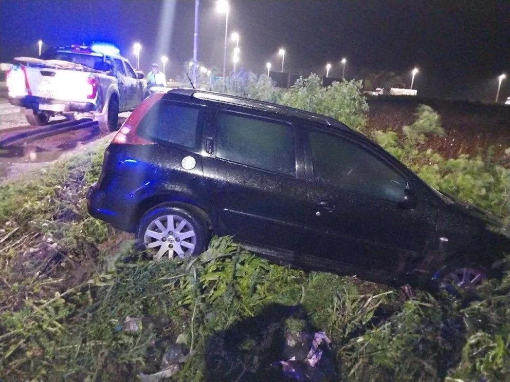 Un auto despistó y terminó en la banquina cerca de la rotonda de las rutas 226 y 65