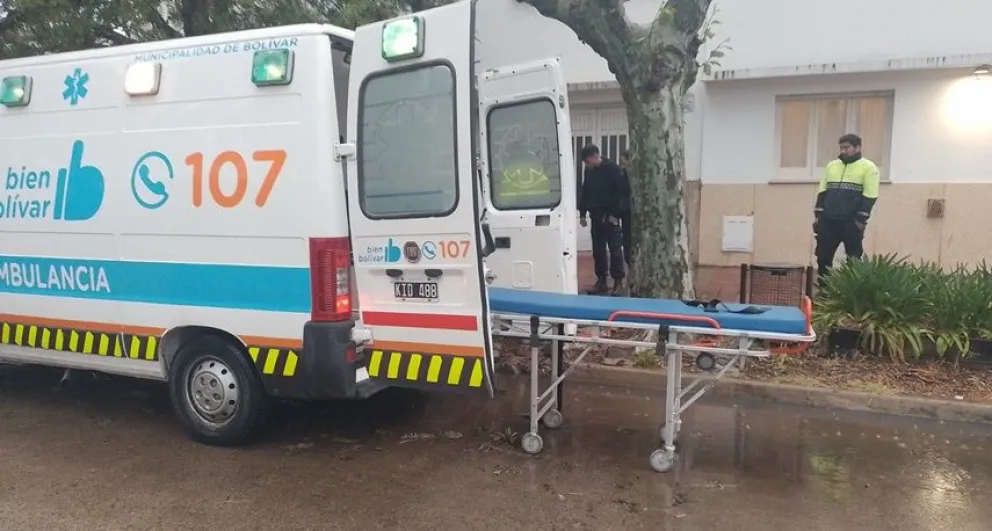 Un hombre se cayó en la vía pública y fue trasladado al hospital 