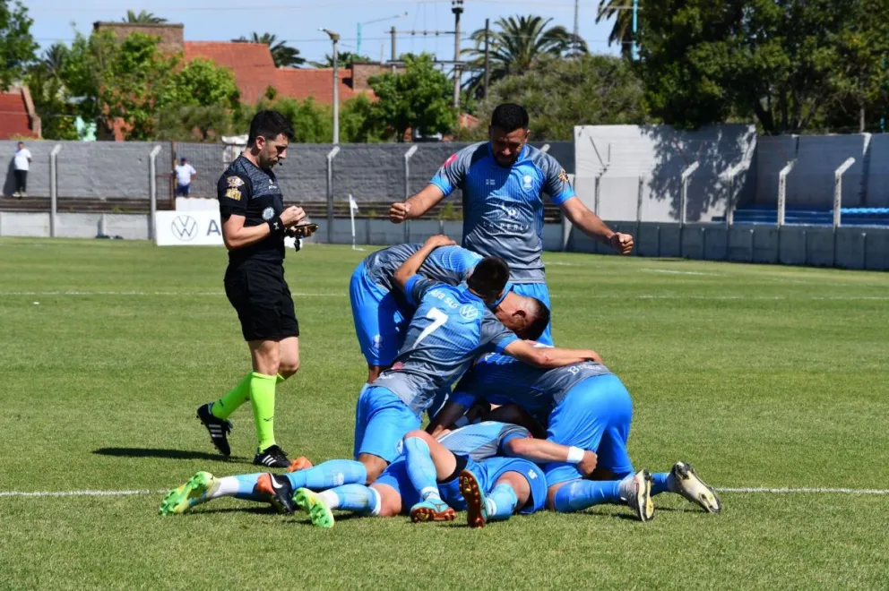 El Club Ciudad de Bolívar ganó y se metió entre los mejores ocho del Torneo Federal A
