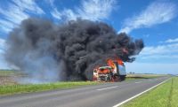 Un incendio de camión en Ruta 205 movilizó a dos dotaciones de Bomberos Voluntarios
