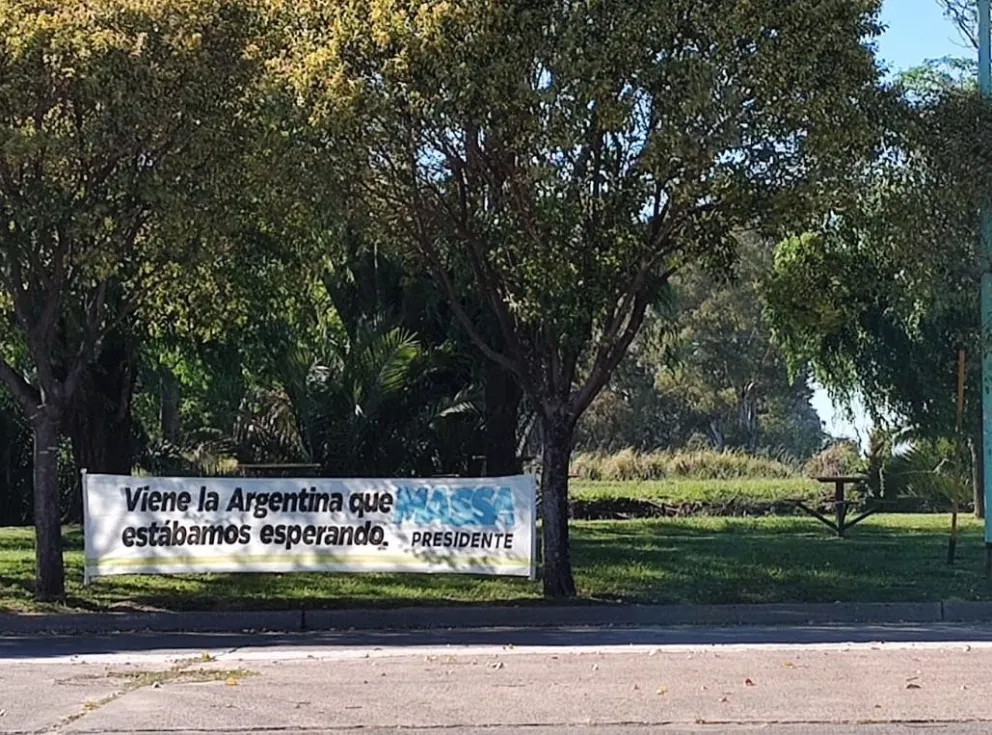 Aparecieron los primeros pasacalles de Sergio Massa Presidente en Bolívar