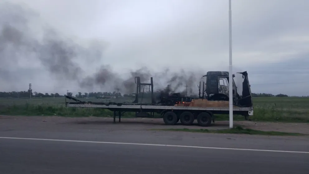 Se registró el incendio de un camión en la rotonda de las Rutas 226 y 65