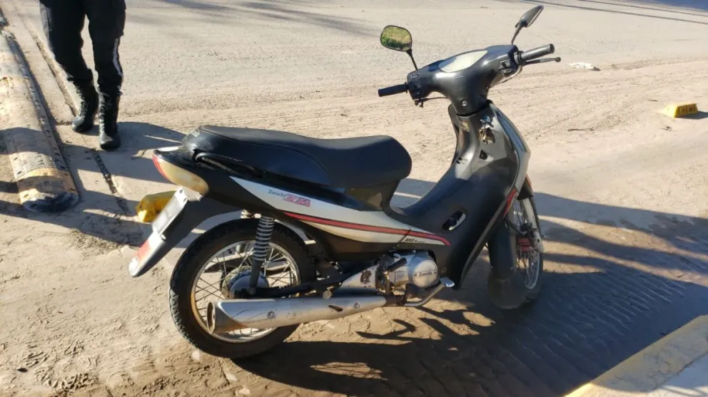 Una motociclista debió ser hospitalizada tras sufrir una caída en avenida Calfucurá
