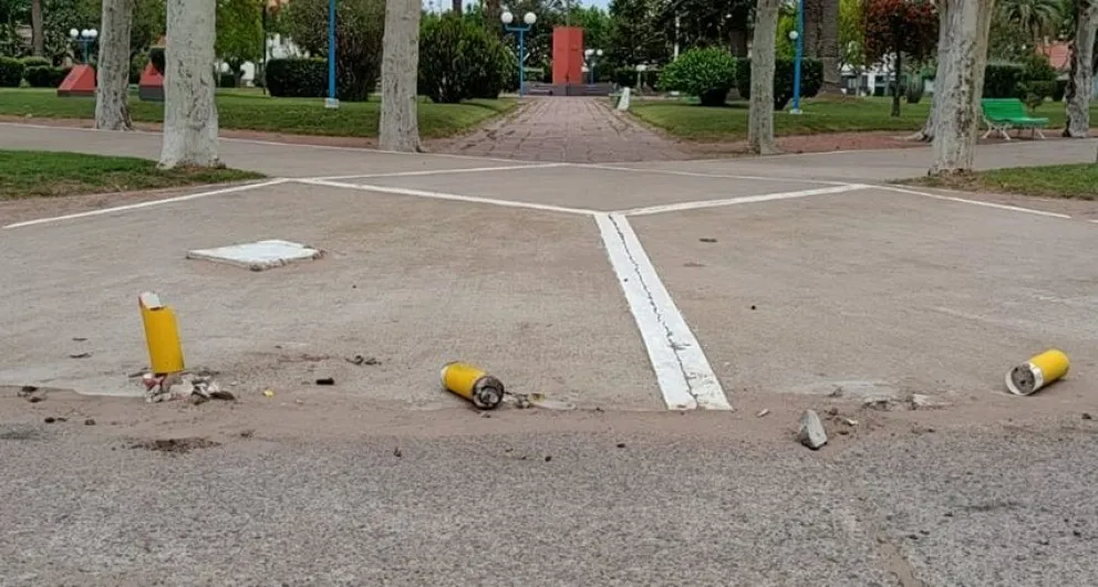 Un auto chocó contra las barras de contención de la plaza central