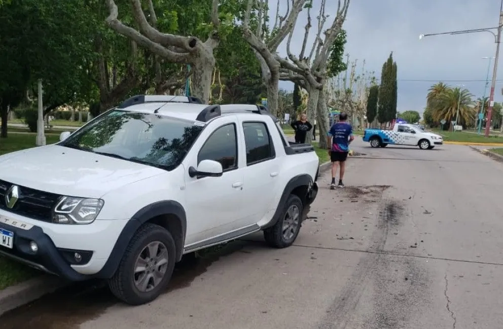 Un automóvil chocó una camioneta que estaba estacionada en avenida 25 de Mayo