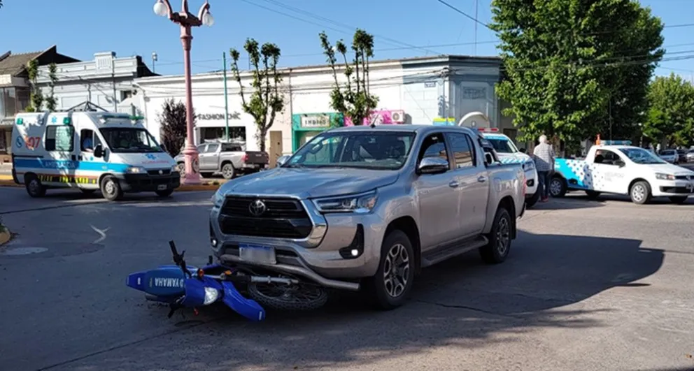 Fuerte accidente entre camioneta y moto: una mujer trasladada al hospital Capredoni