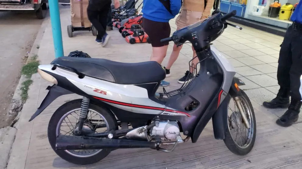 Motociclista hospitalizada tras colisionar con un canino en avenida Lavalle