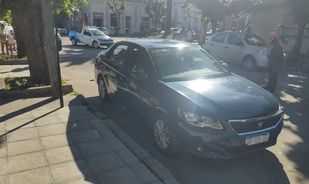Un automóvil y una moto protagonizaron una colisión en Alsina y Dorrego