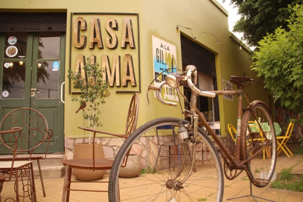 Casa Alma, donde el café sabe a infancia en una histórica esquina de Urdampilleta