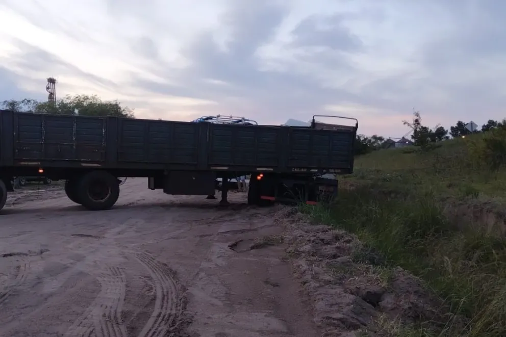 Un camión se encajó en la colectora de la Ruta 226 y debió ser asistido 