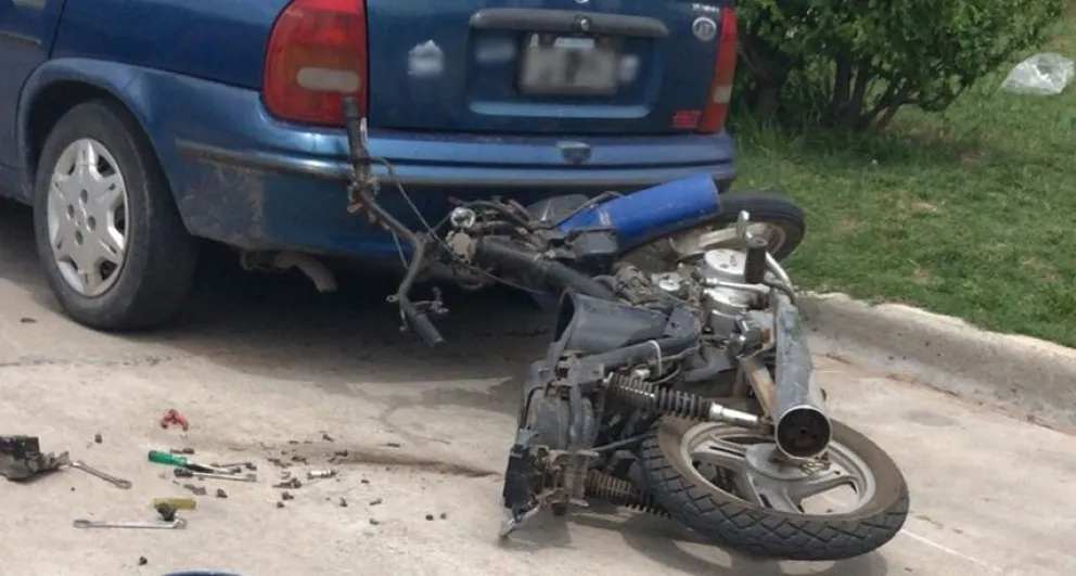 Un menor colisionó en moto contra un auto estacionado y fue trasladado al hospital