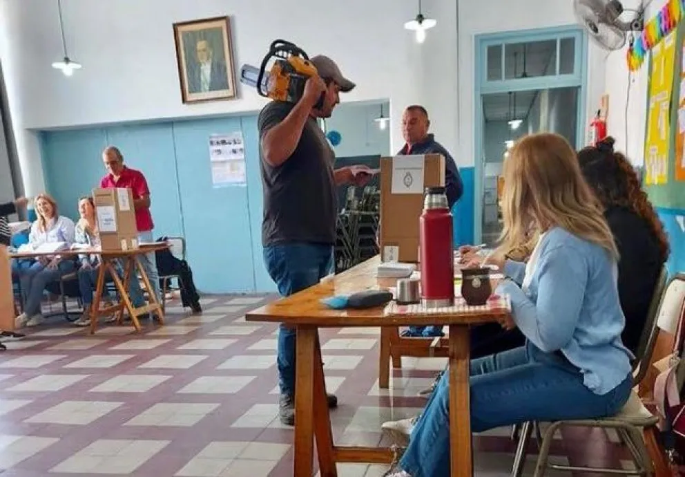 Mones Cazón: una persona fue a votar con motosierra al hombro y generó todo tipo de reacciones