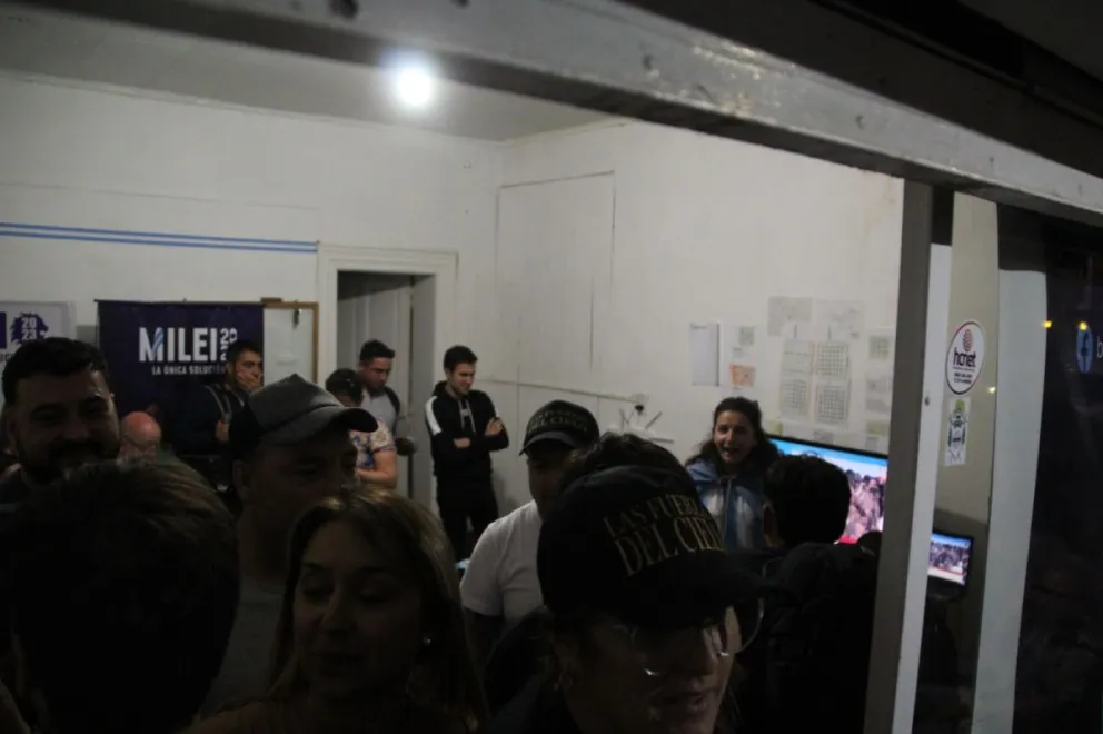 Integrantes de La Libertad Avanza en Bolívar festejaron el triunfo de Javier Milei en el balotaje