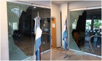 La sucursal bolivarense del Banco Credicoop amaneció con uno de sus vidrios destrozados