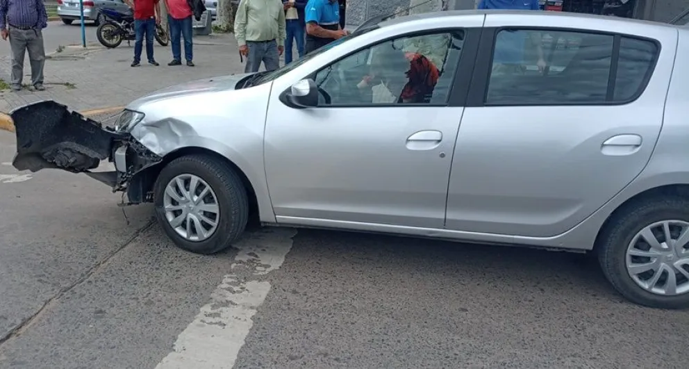 Dos vehículos colisionaron en el centro de la ciudad: uno de ellos tuvo importantes daños materiales