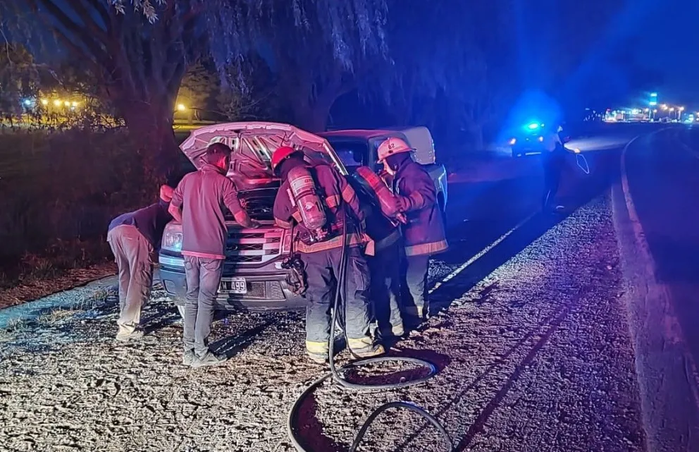 Una camioneta sufrió un incendio en Ruta 226, a metros del puente
