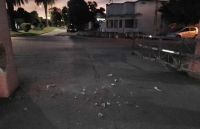 Motociclista chocó violentamente contra el pórtico del Parque Las Acollaradas y se fugó
