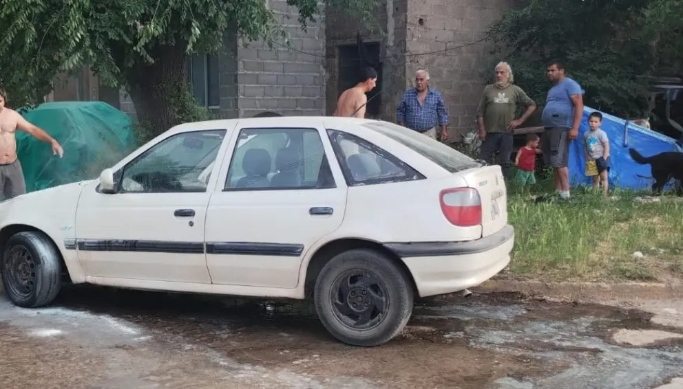 Un automóvil sufrió un incendio y debió ser asistido por Bomberos Voluntarios 