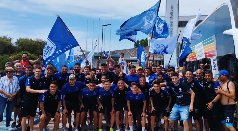 De bandera la ilusión: los hinchas despidieron al Club Ciudad de Bolívar en la previa de la semifinal