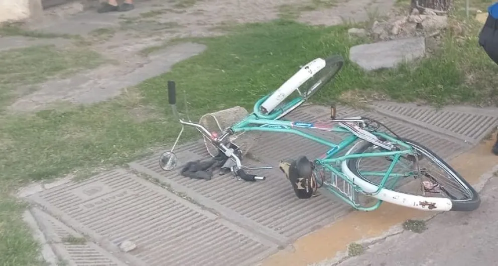 Un hombre fue hospitalizado tras colisionar una bicicleta y una moto 