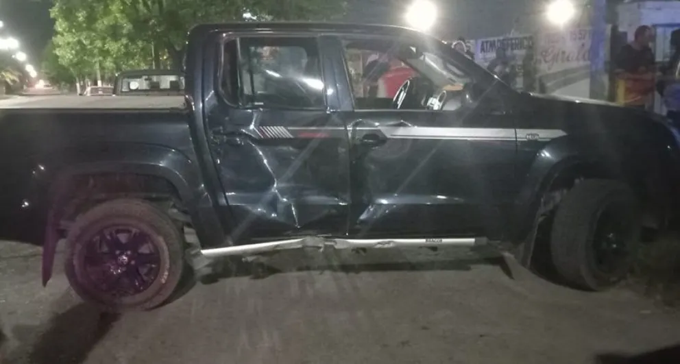 Chocaron una moto y una camioneta: un joven resultó hospitalizado y otro se dio a la fuga