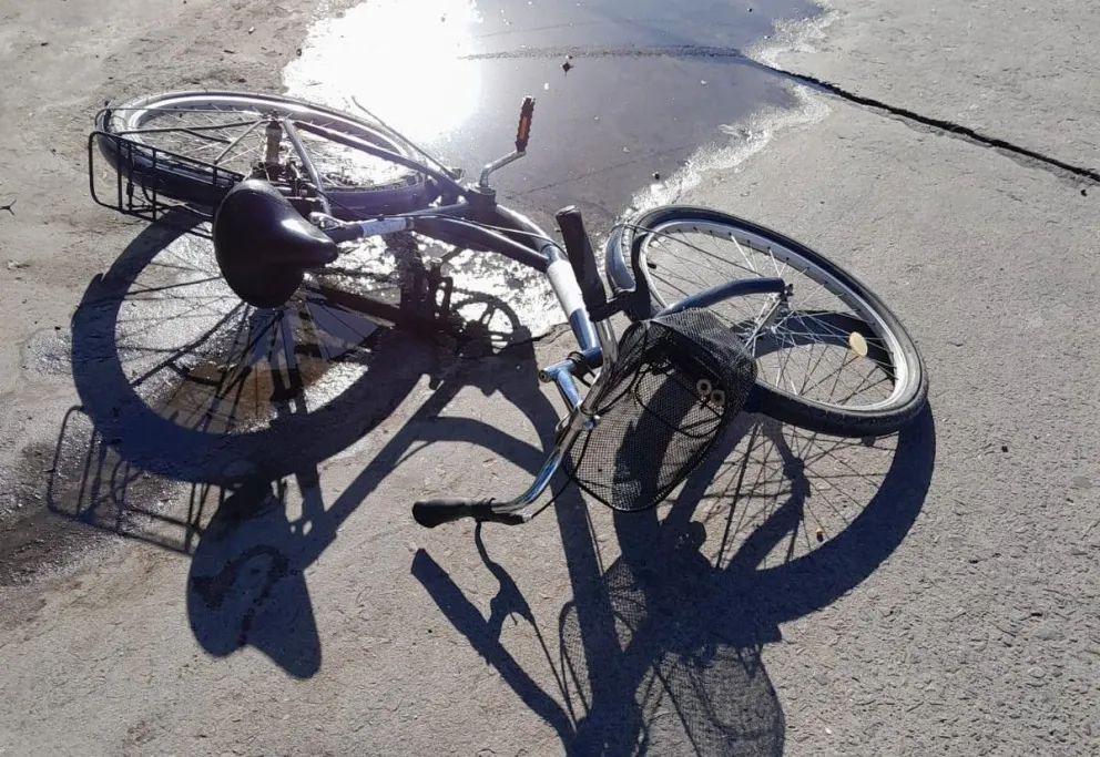 Camioneta se dio a la fuga tras embestir a una ciclista: la joven fue hospitalizada