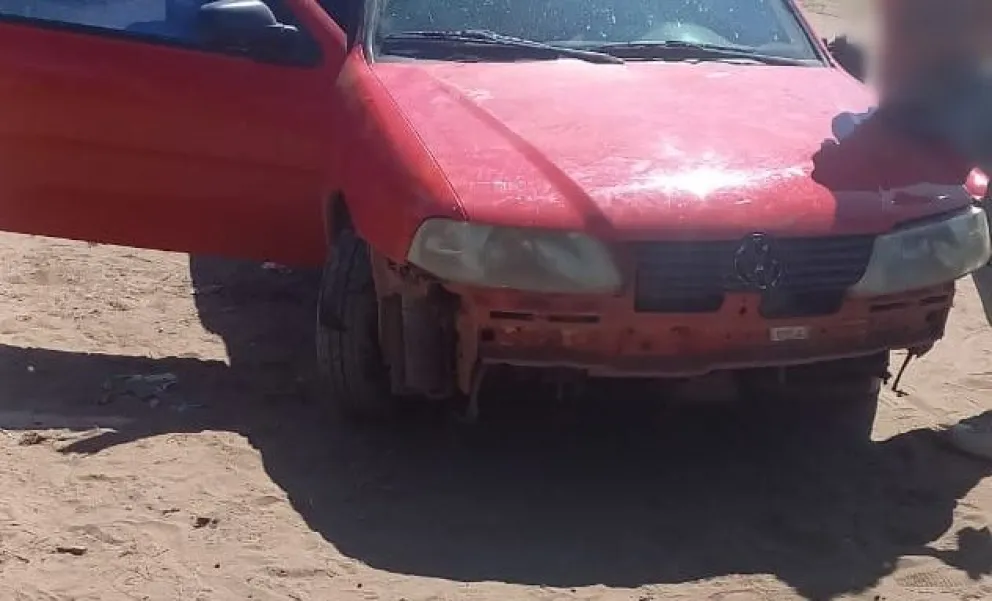 Un camión y un automóvil protagonizaron una colisión que dejó daños materiales