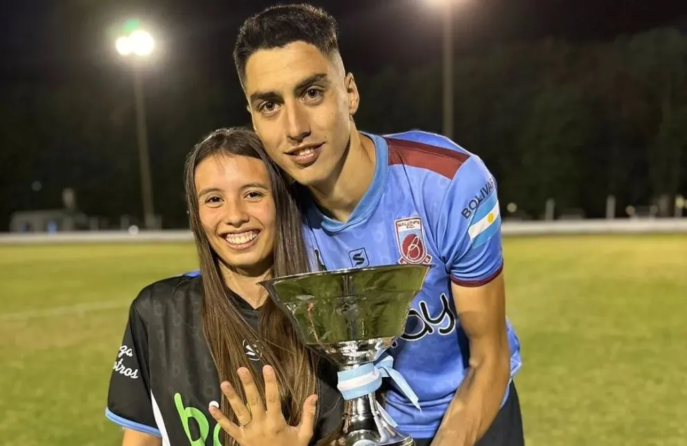 “Sí, quiero”: le propuso casamiento a su novia en medio de los festejos de Balonpié campeón