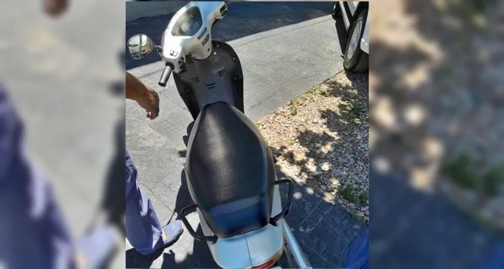 Una mujer fue trasladada al hospital luego de sufrir una caída de su moto