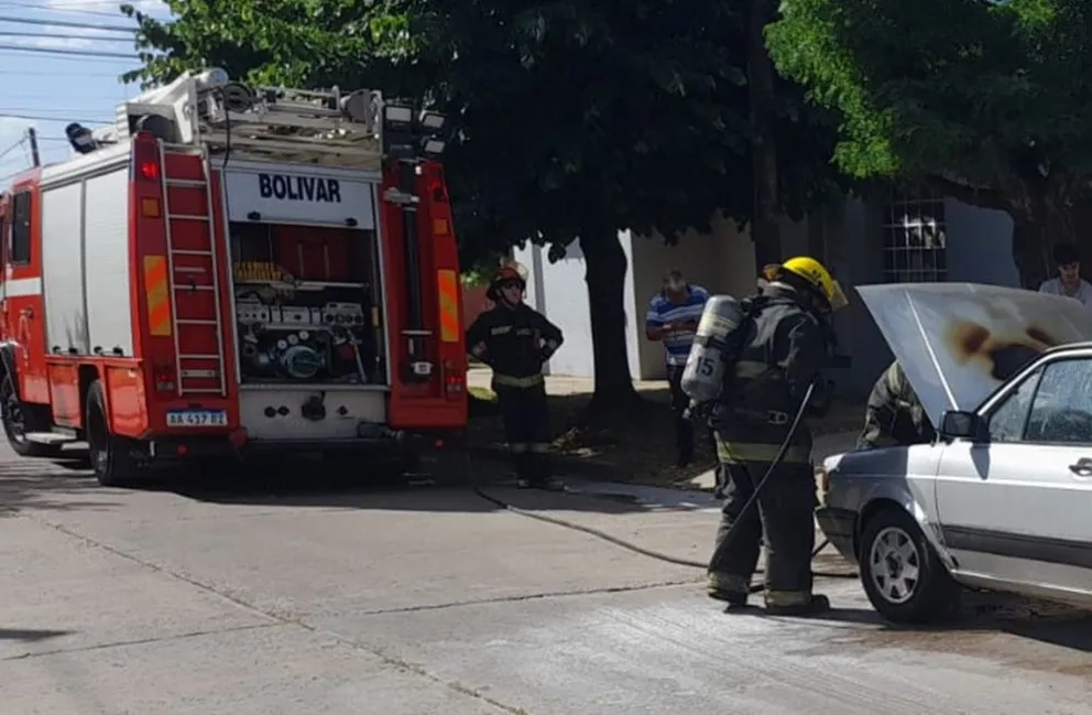 Se produjo un incendio vehicular y apagaron las llamas con un matafuego