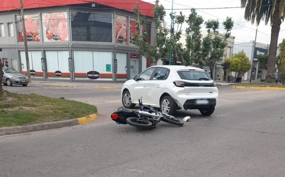 Motociclista hospitalizado tras una fuerte colisión sobre avenida Brown