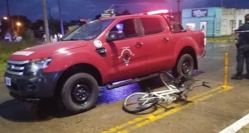 Una mujer fue hospitalizada tras colisión entre una camioneta y una bicicleta