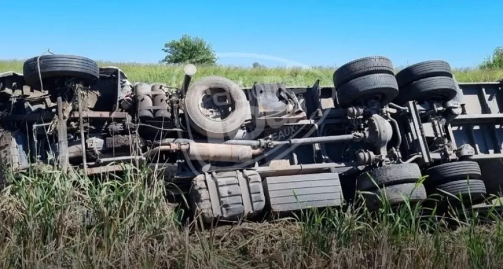 Un camión de una empresa de Bolívar volcó cerca de Daireaux