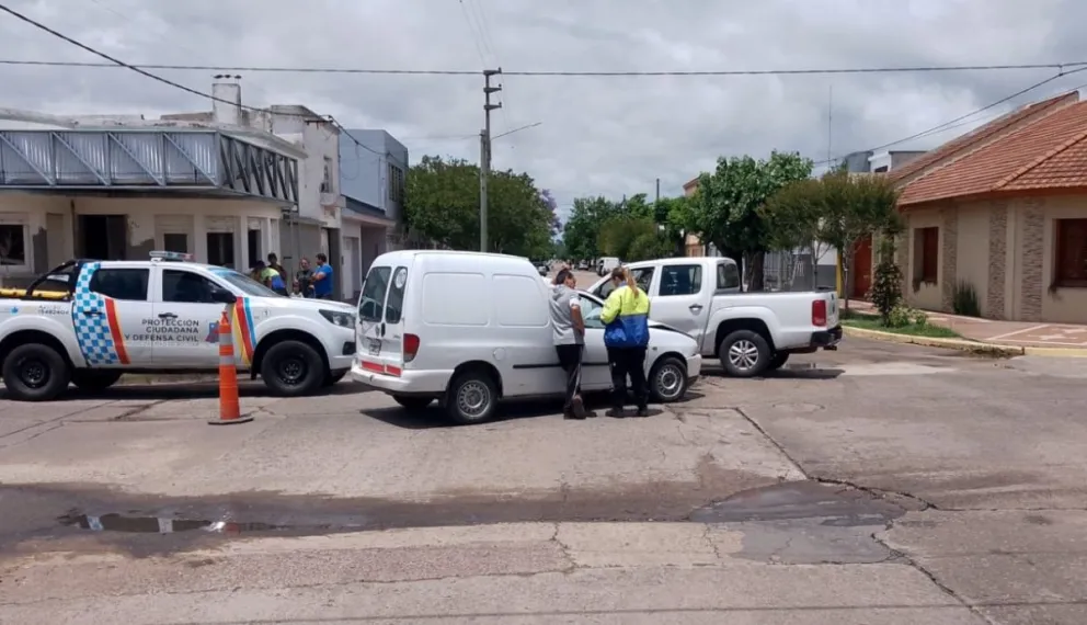 Dos camionetas protagonizaron un fuerte choque en Urquiza y Arenales