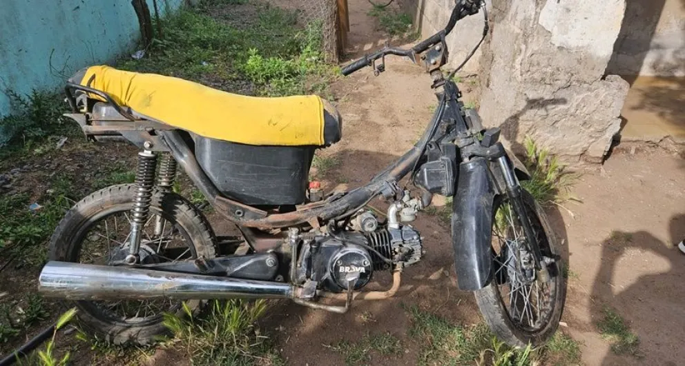 La Policía realizó dos allanamientos por un robo y secuestró una motocicleta