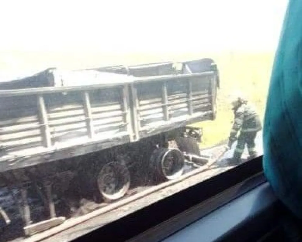 Se liberó el tránsito en la Ruta 226: así quedó el camión que se incendió
