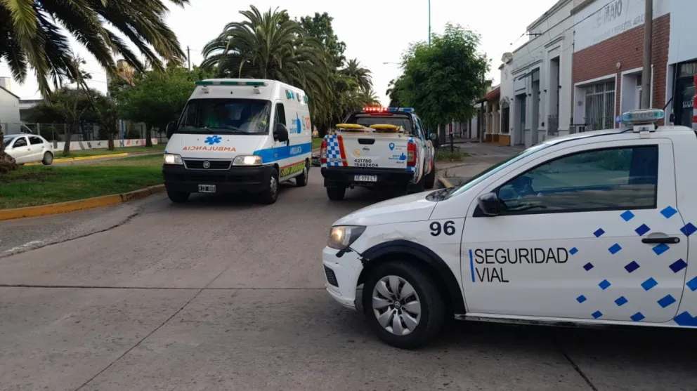 Motociclista hospitalizado tras colisionar contra un automóvil estacionado