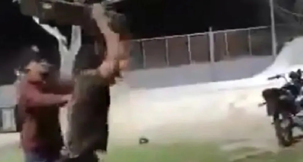 Golpearon a un joven en la cabeza con una tabla de skate y le dieron patadas mientras estaba en el piso