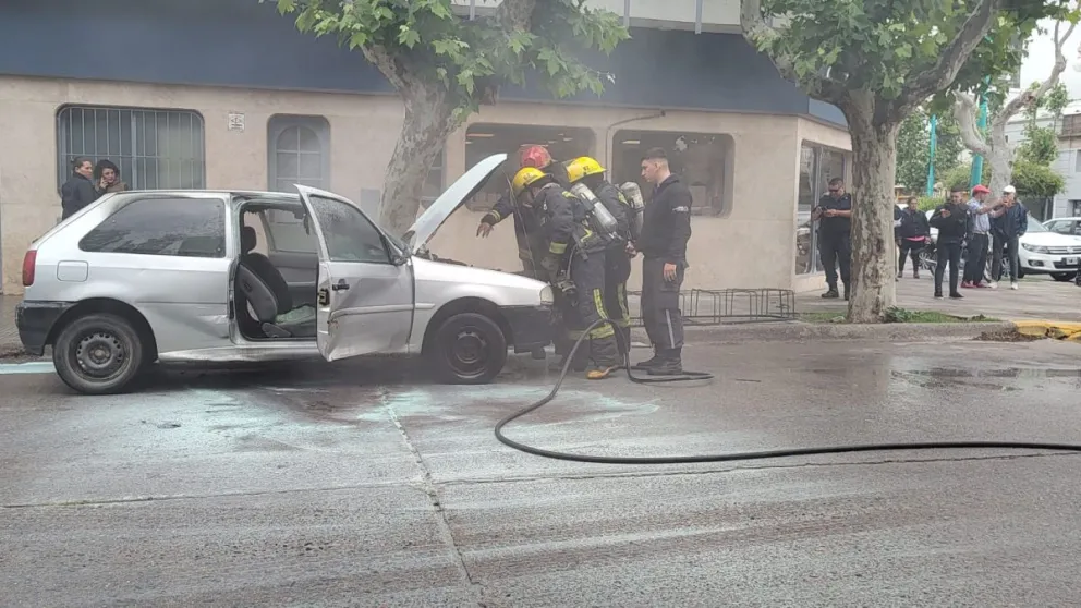Un automóvil sufrió un incendio en pleno centro de la ciudad