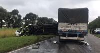 Accidente fatal: tres personas fallecieron tras un choque frontal entre un auto y un camión