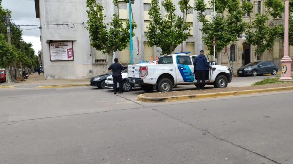 Una moto se dio a la fuga tras chocar con un auto en pleno centro