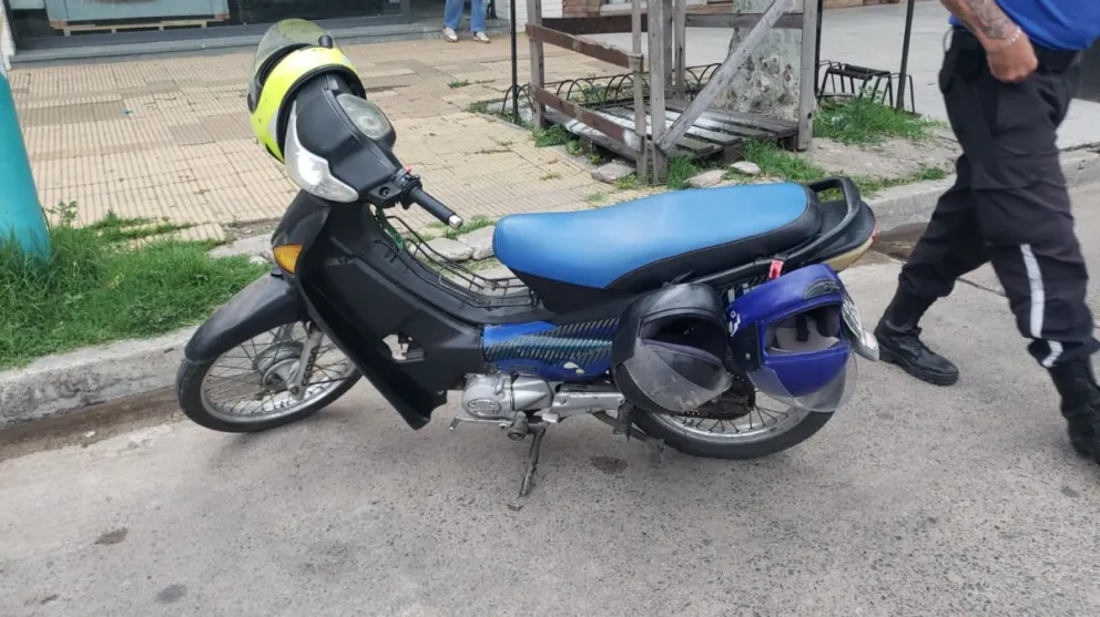 Otra fuga en el centro bolivarense: chocó a una mujer en moto y desapareció