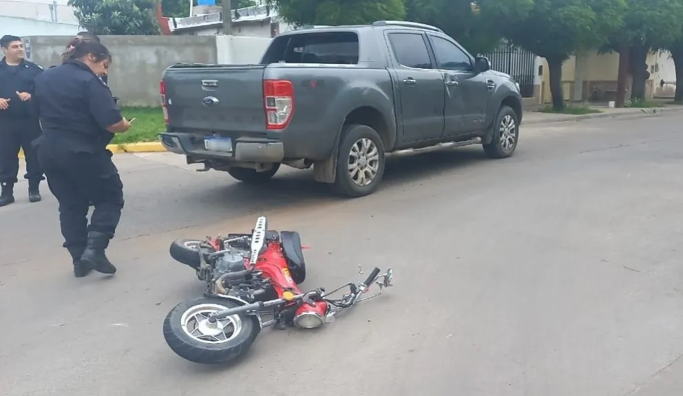 Un motociclista fue hospitalizado tras una colisión en Saavedra y Rebución
