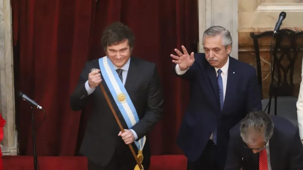 La asunción, minuto a minuto: Javier Milei ya luce la banda y el bastón presidencial