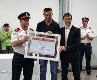 Bali Bucca recibió el diploma de Socio Honorario del cuartel de bomberos de Bolívar