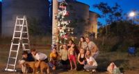 Vecinos y vecinas del barrio Los Zorzales crearon un arbolito de Navidad comunitario